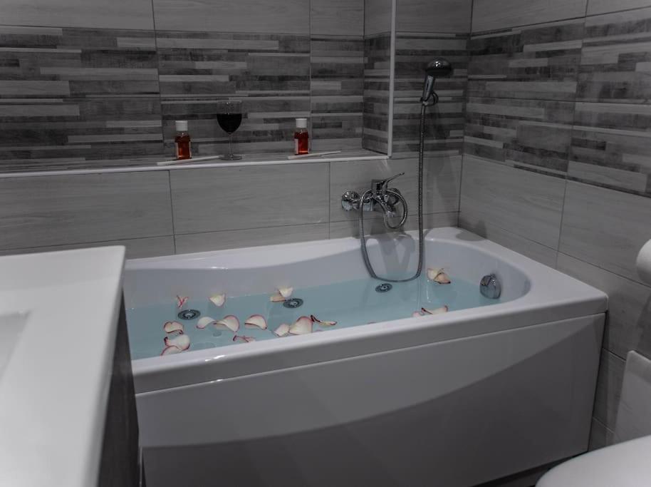 Modern Loft Center Of Turin + Jacuzzi 30M Metro Apartamento Collegno Exterior foto